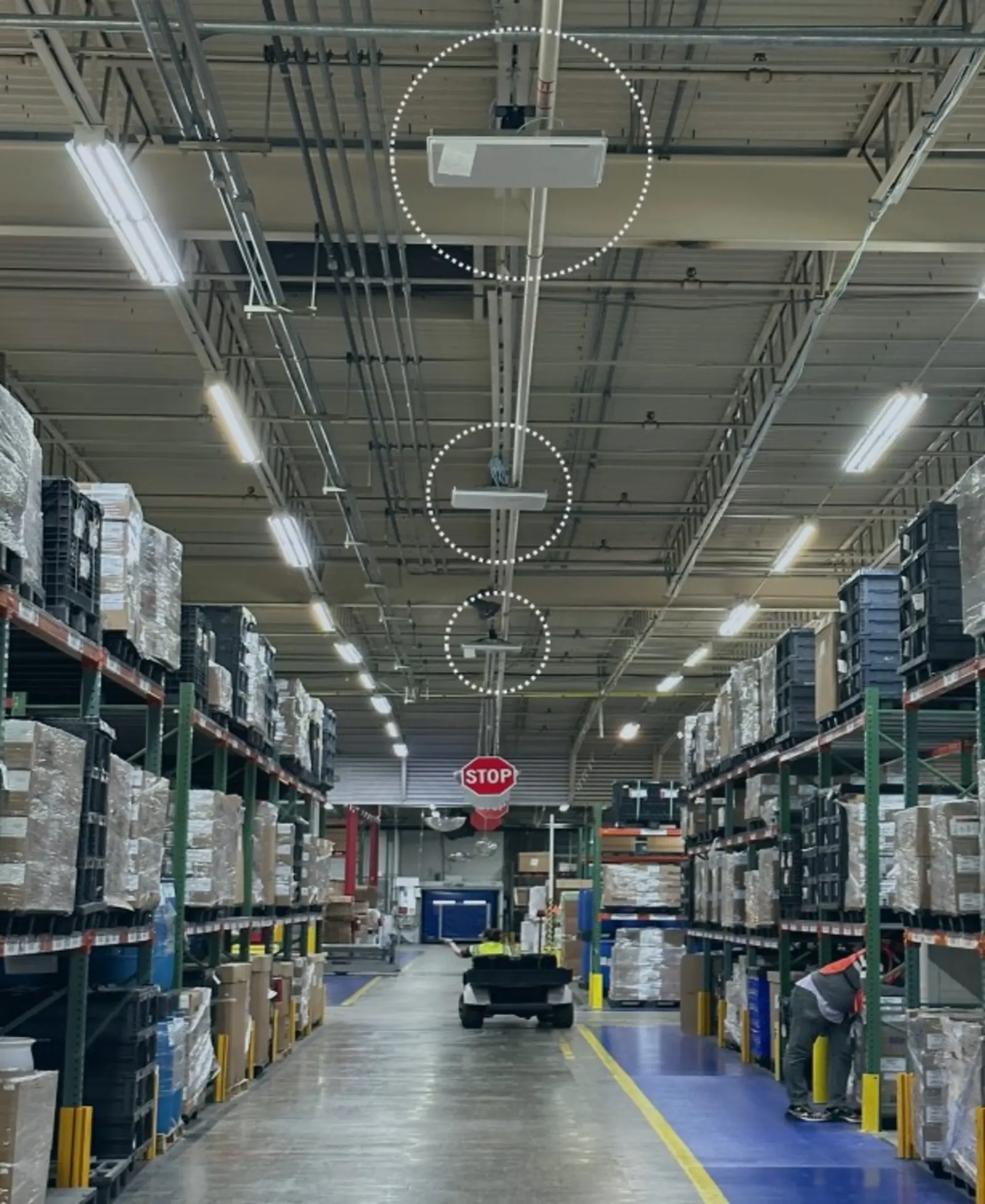 Overhead smart antenna mounted above a racking aisle